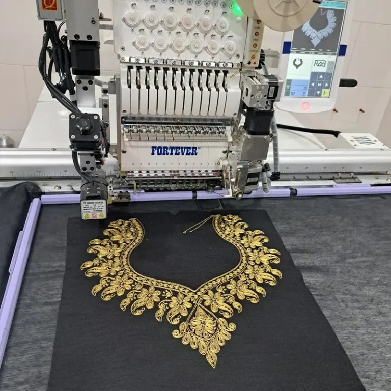 Chunky yarn thick-thread embroidery on knitwear